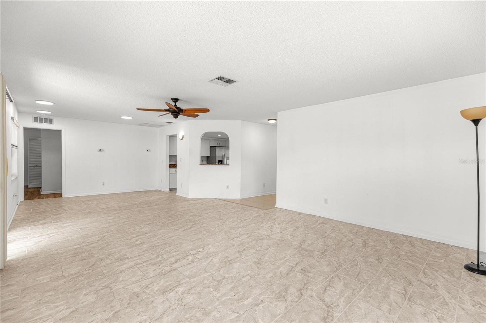 ON TOP/WORLD PH 01A SEC 05 - Residential Lease