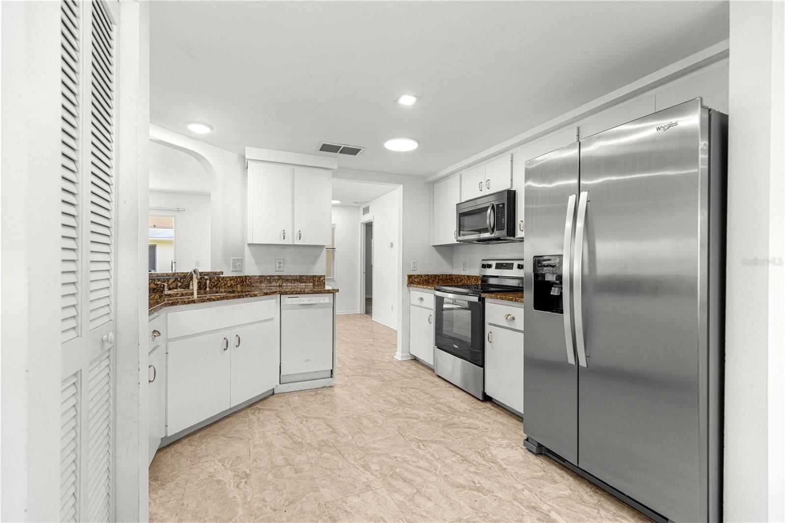 ON TOP/WORLD PH 01A SEC 05 - Residential Lease