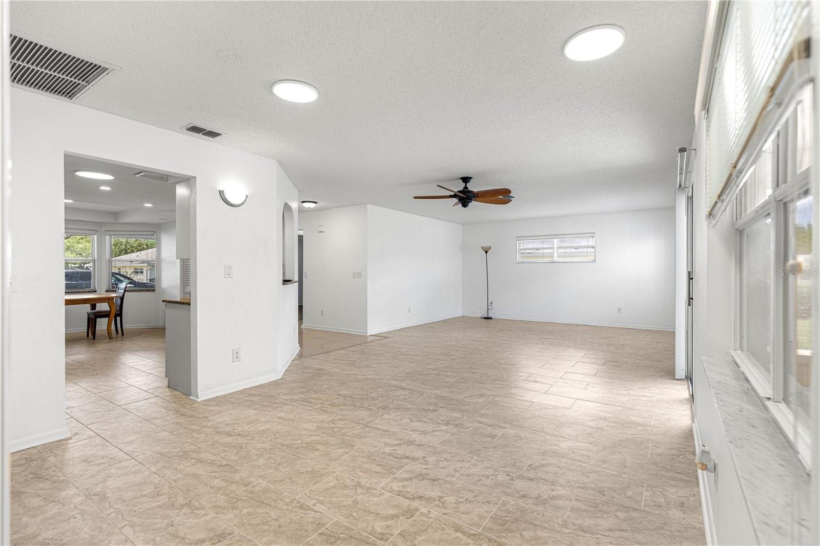 ON TOP/WORLD PH 01A SEC 05 - Residential Lease