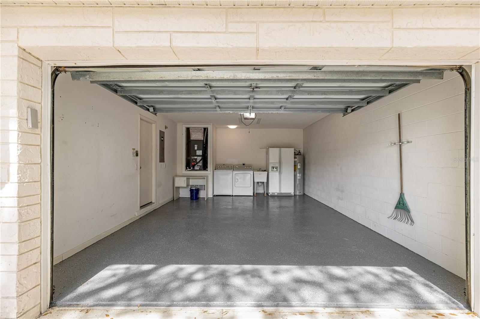 ON TOP/WORLD PH 01A SEC 05 - Residential Lease