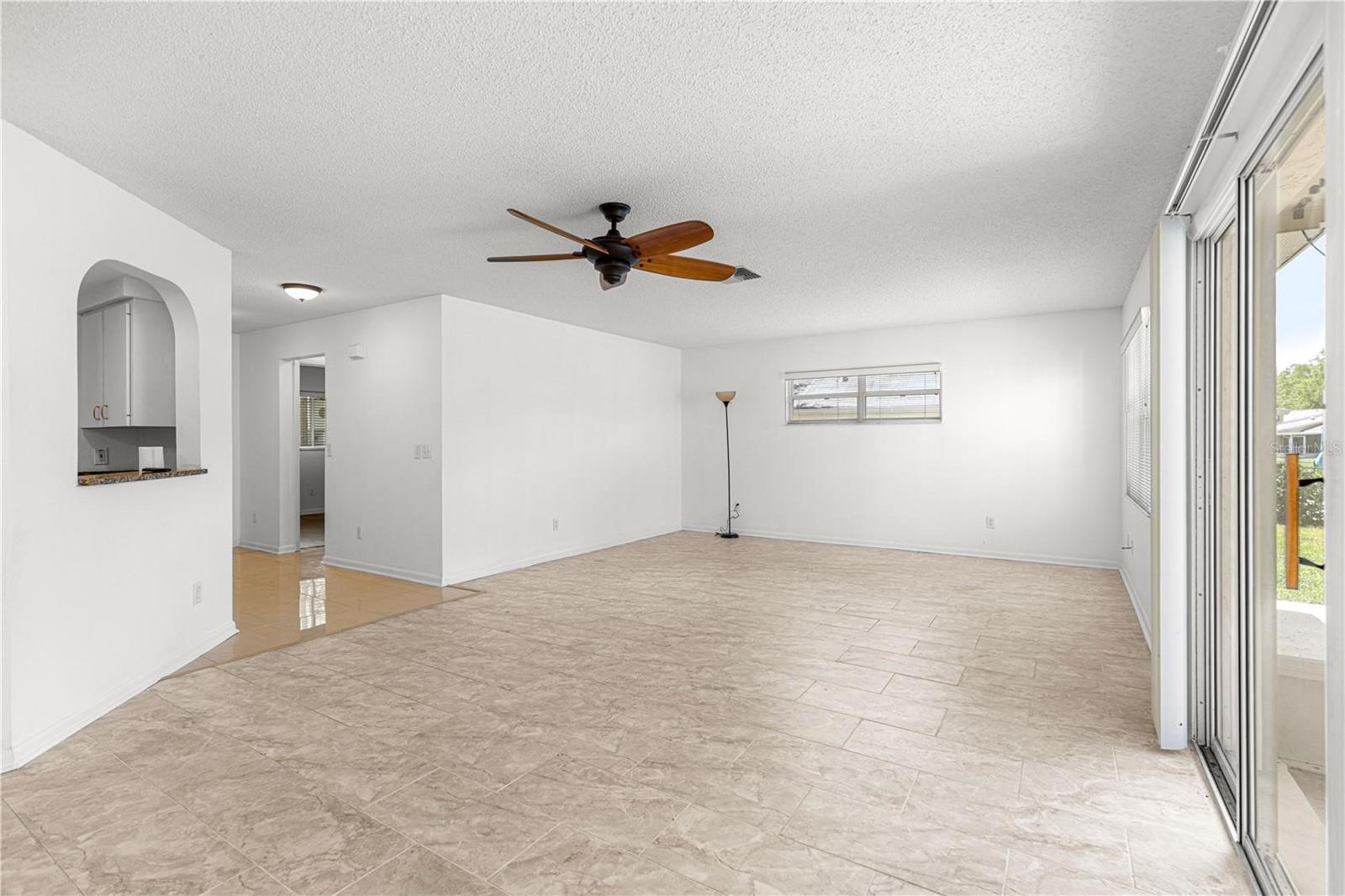 ON TOP/WORLD PH 01A SEC 05 - Residential Lease