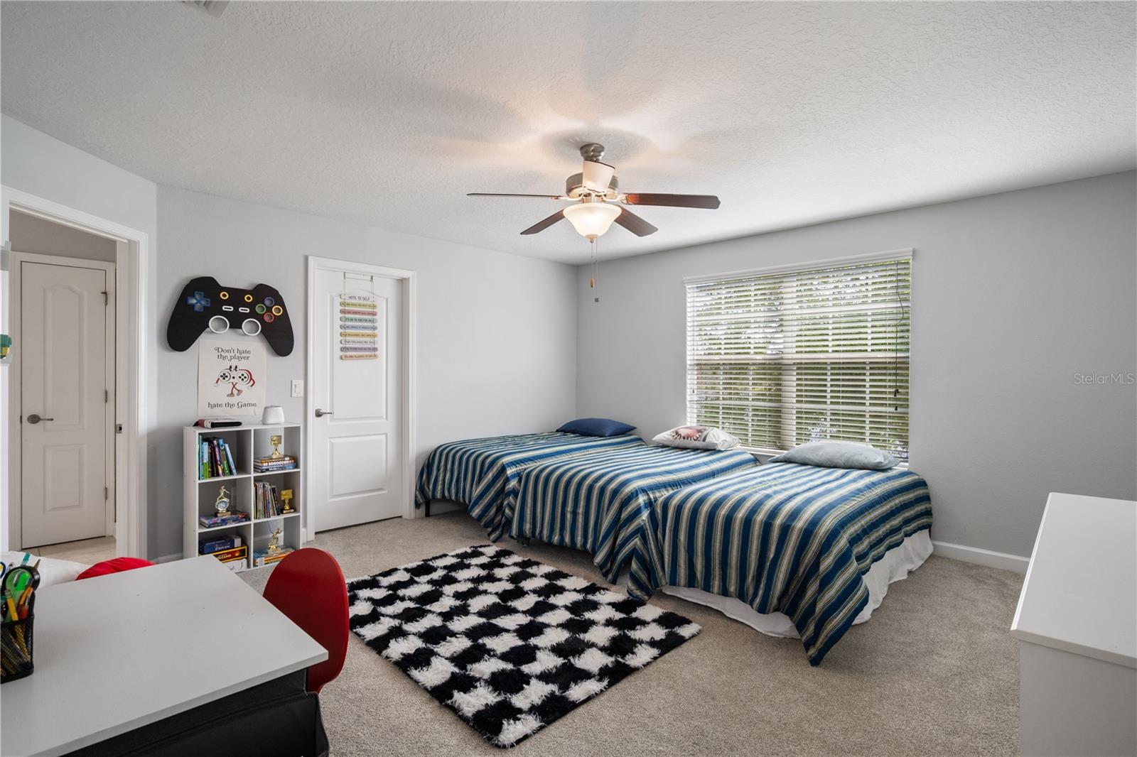 SIGNATURE LAKES - Residential Lease