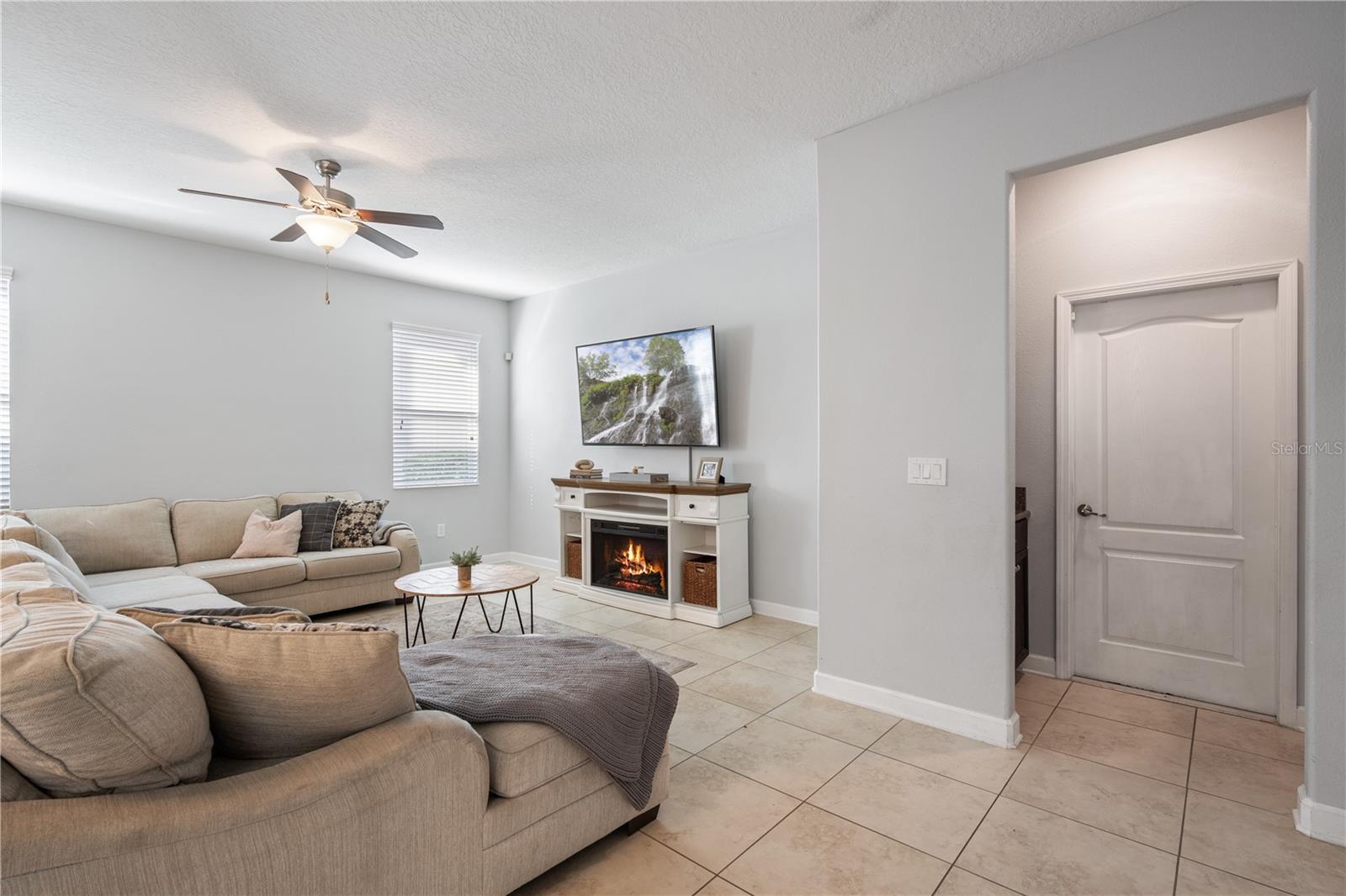 SIGNATURE LAKES - Residential Lease