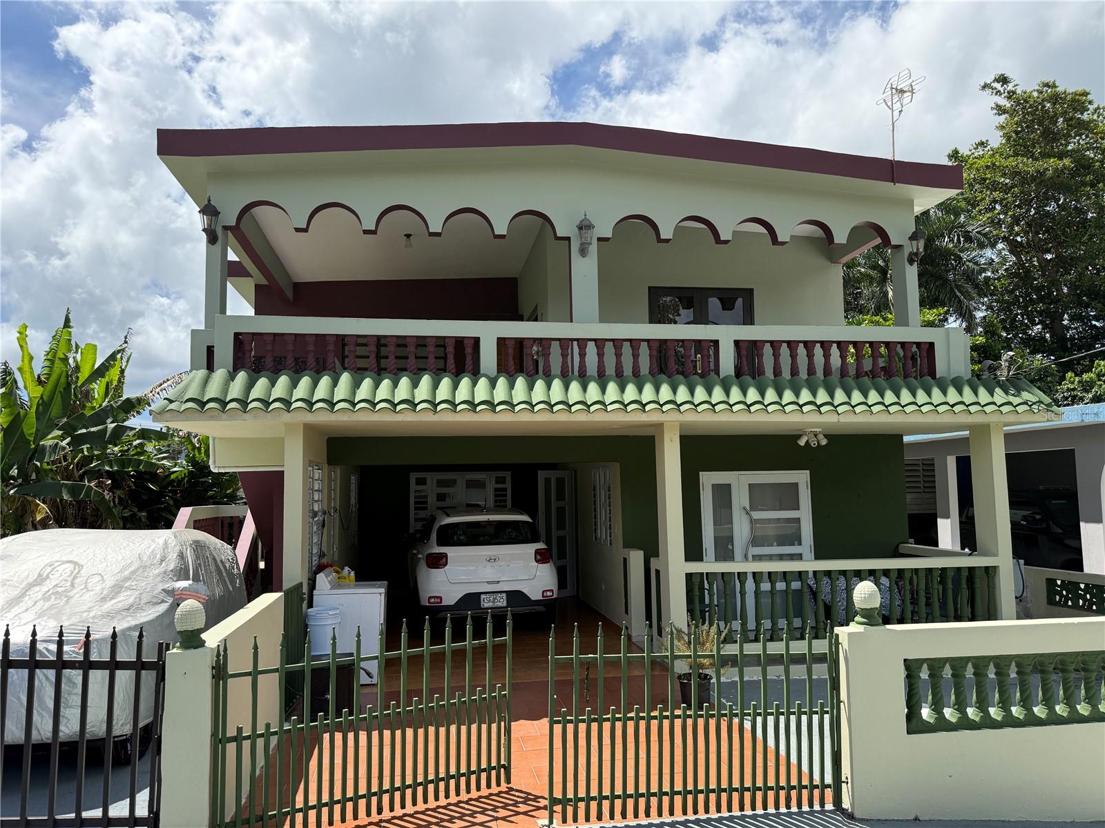 Excellent investment opportunity or a great place to live in a multi-family property. This quiet and accessible location is just 7 minutes from downtown Yabucoa. It has the potential for two separate rental units, as it has individual entrances, water, and electricity. The property features 5 bedrooms, 2 bathrooms, a living room, dining room, kitchen, balcony, and carport. Additional features include security doors and windows, a concrete fence and cyclone fencing, a gated entrance, mirrored closet doors, 13 light fixtures, 2 ceiling fans, 2 air conditioners, and vertical blinds. An excellent option for a primary residence or multi-family investment.