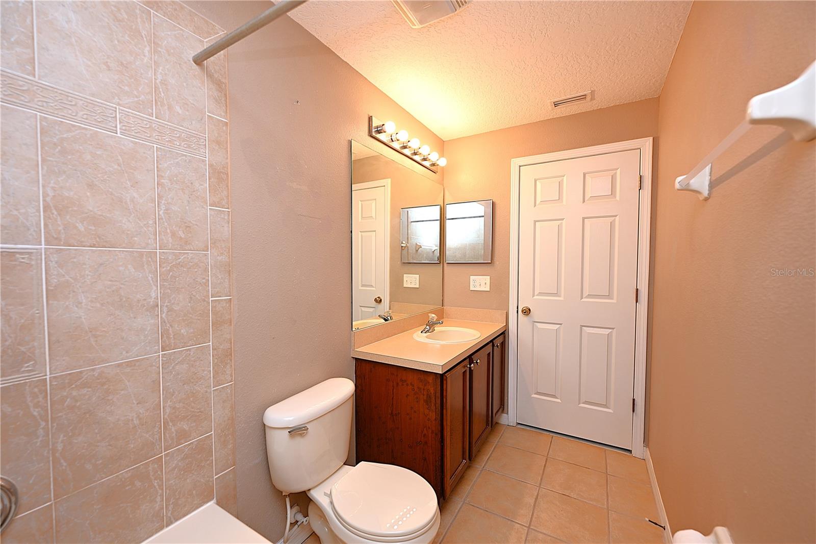 COBBLESTONE LNDG TWNHMS - Residential Lease
