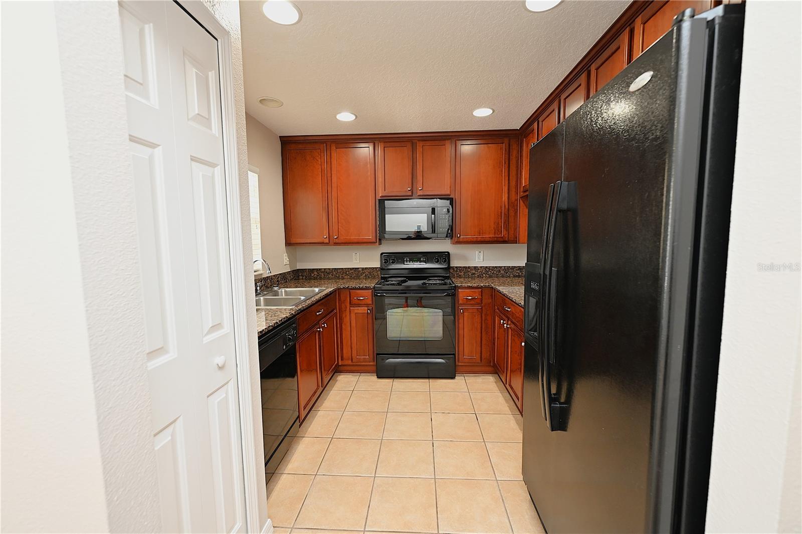 COBBLESTONE LNDG TWNHMS - Residential Lease