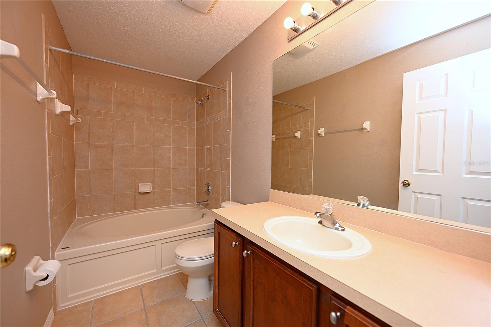 COBBLESTONE LNDG TWNHMS - Residential Lease