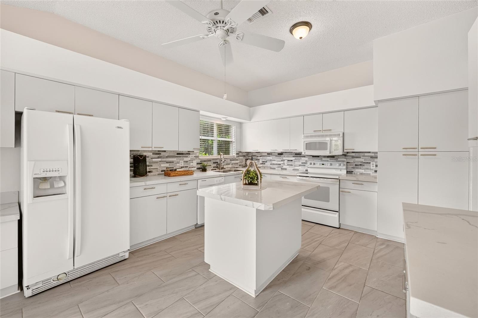 LADY LAKE ORANGE BLOSSOM GARDENS UNIT 18 - Residential