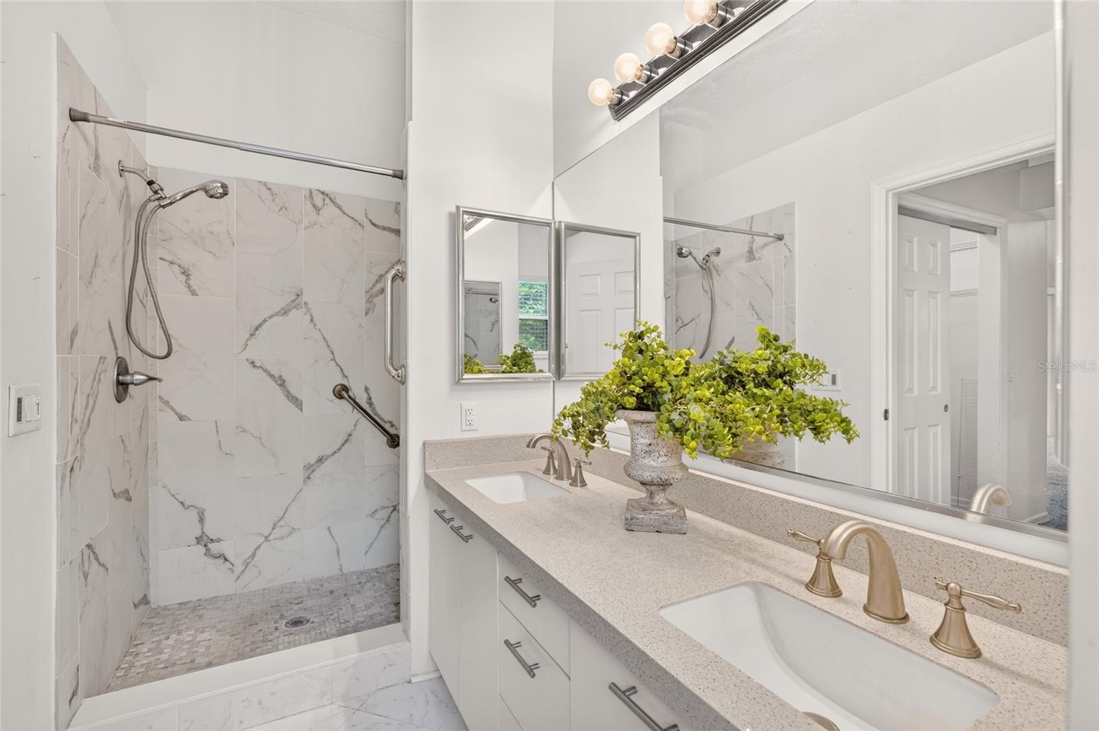 LADY LAKE ORANGE BLOSSOM GARDENS UNIT 18 - Residential