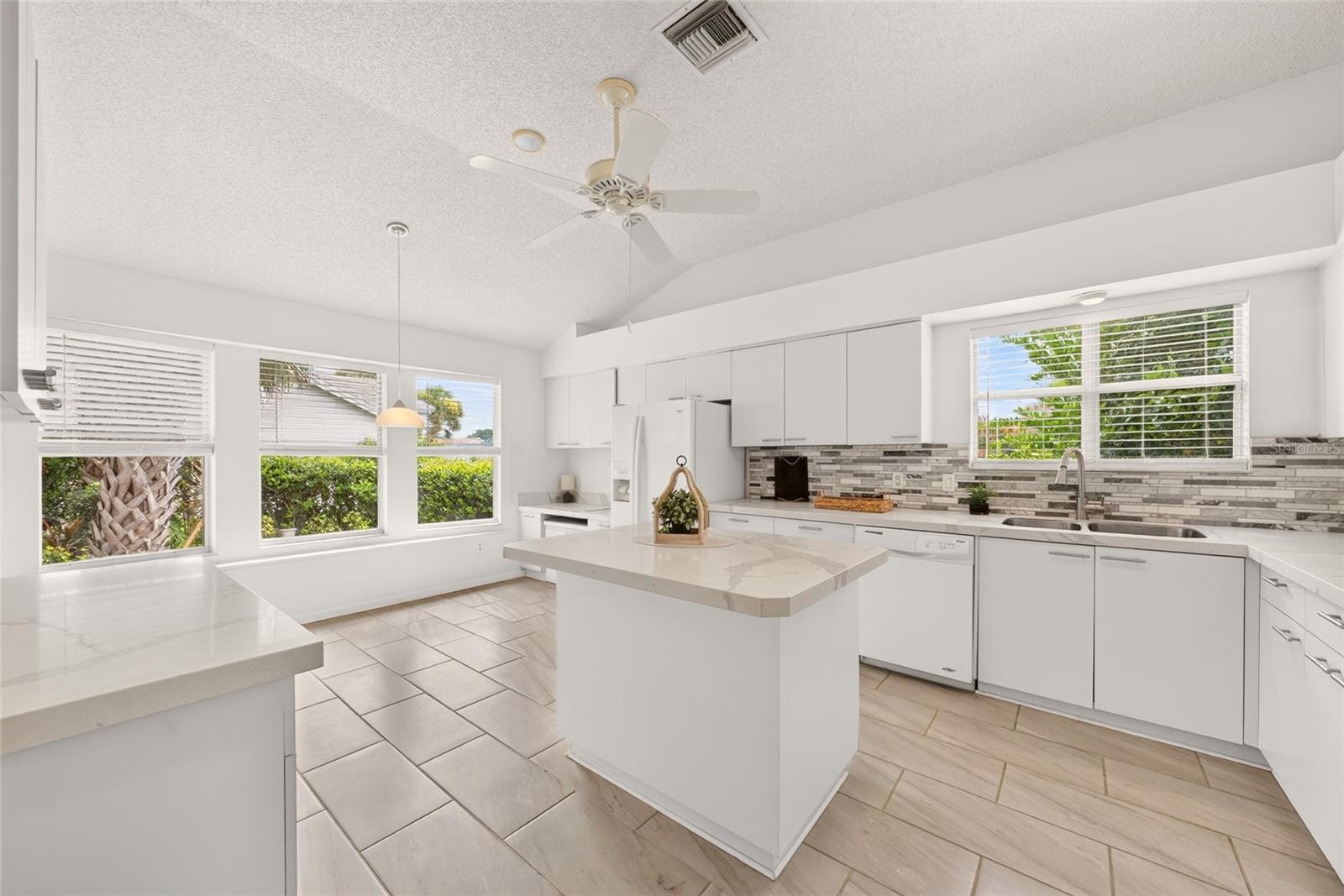 LADY LAKE ORANGE BLOSSOM GARDENS UNIT 18 - Residential