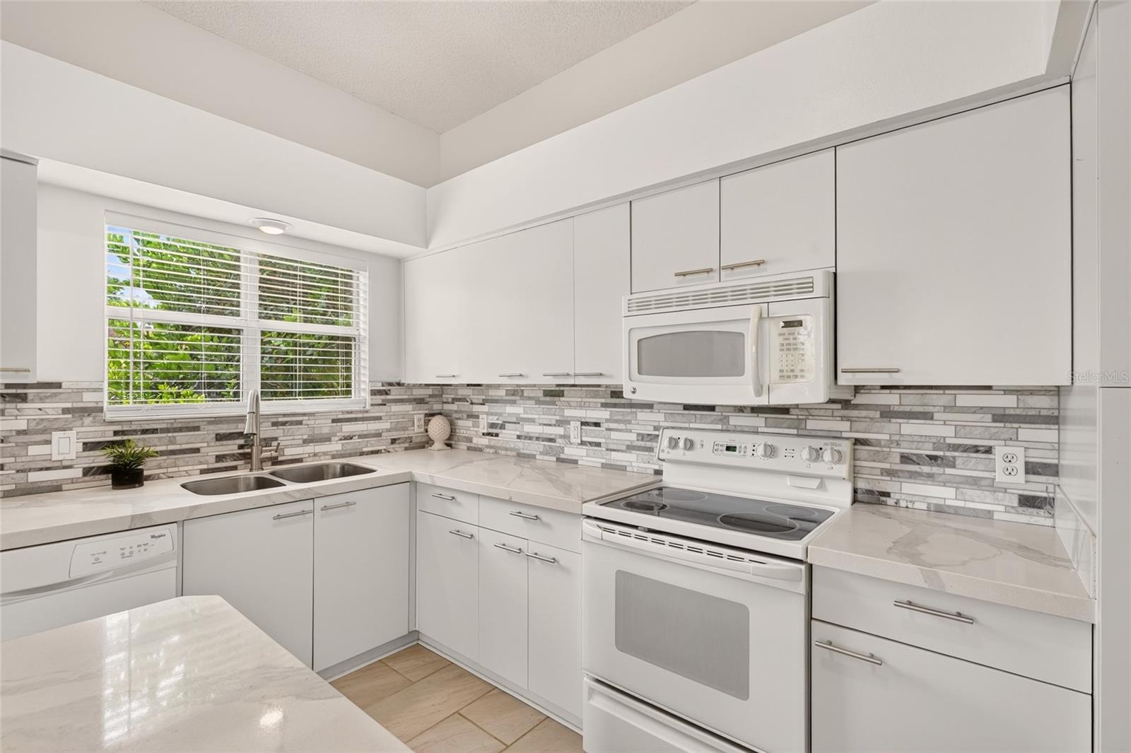LADY LAKE ORANGE BLOSSOM GARDENS UNIT 18 - Residential