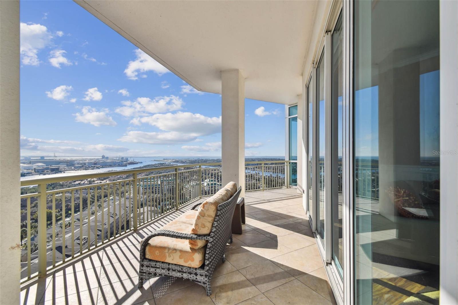 THE PLAZA HARBOUR ISLAND A CON - Residential