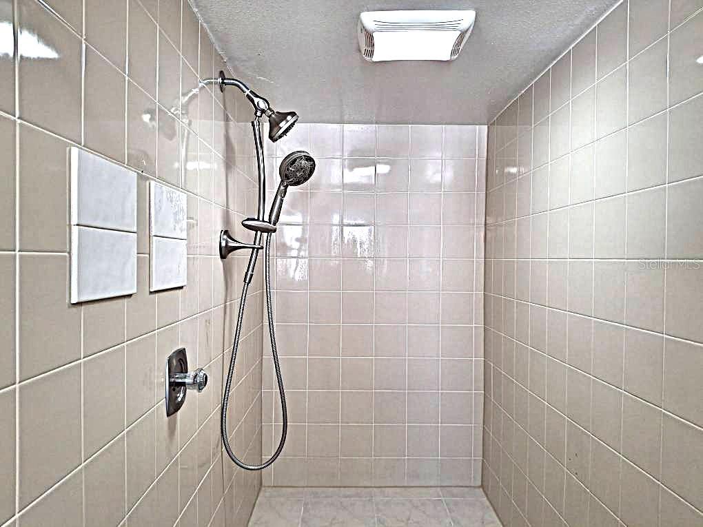 SOMERSET LAKES UNIT ONE - Residential Lease