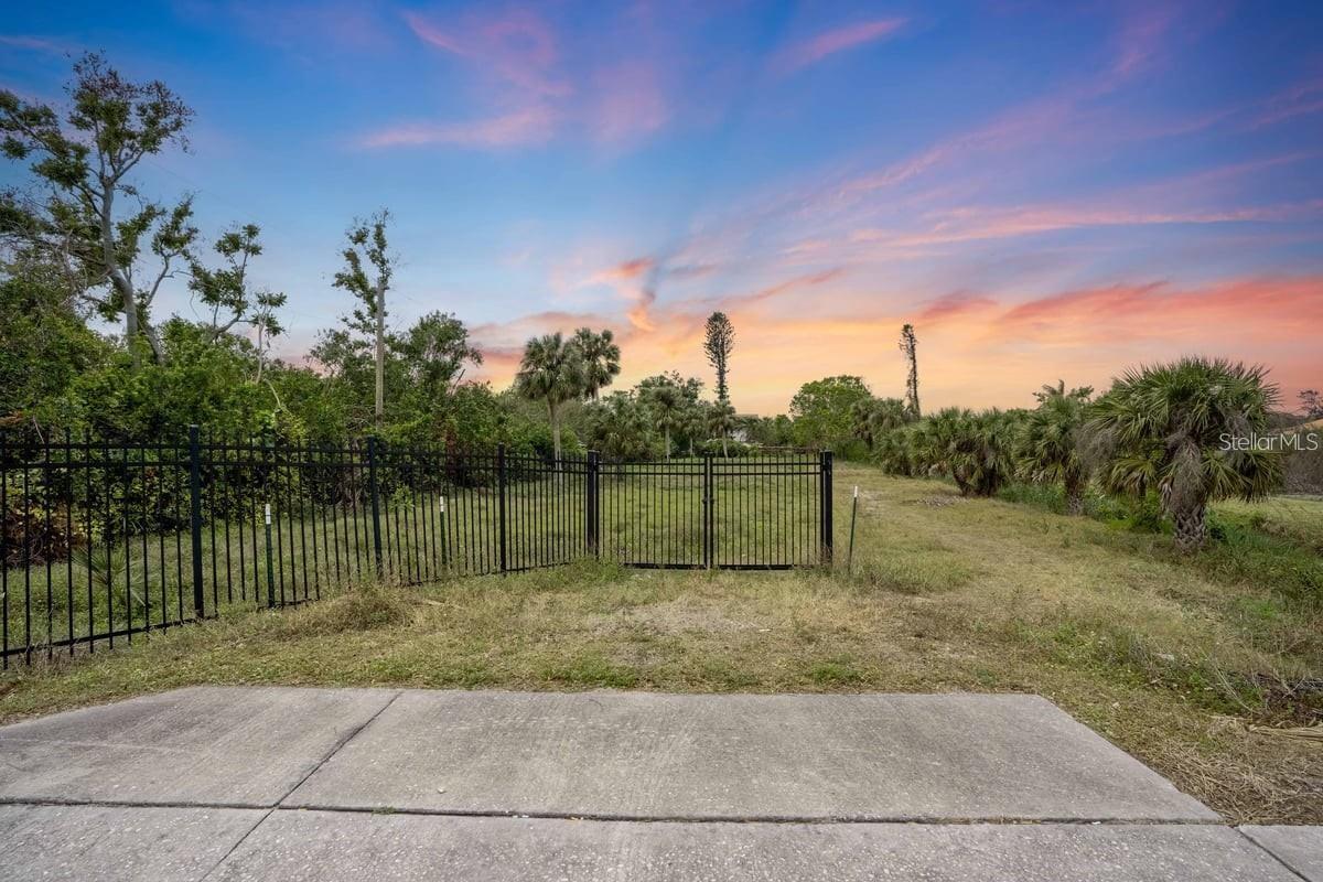 FLORIDA TROPICAL HOMESITES & LITTLE FARMS - Land