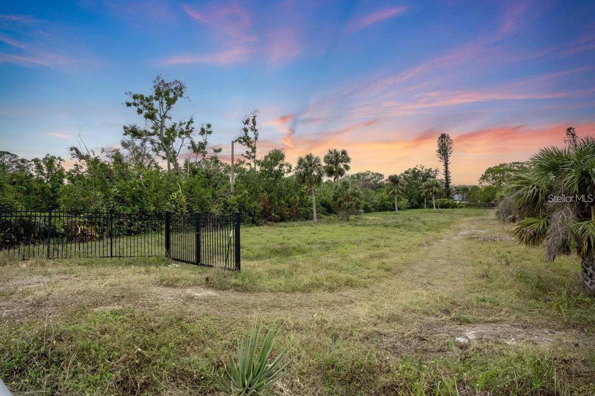 FLORIDA TROPICAL HOMESITES & LITTLE FARMS - Land
