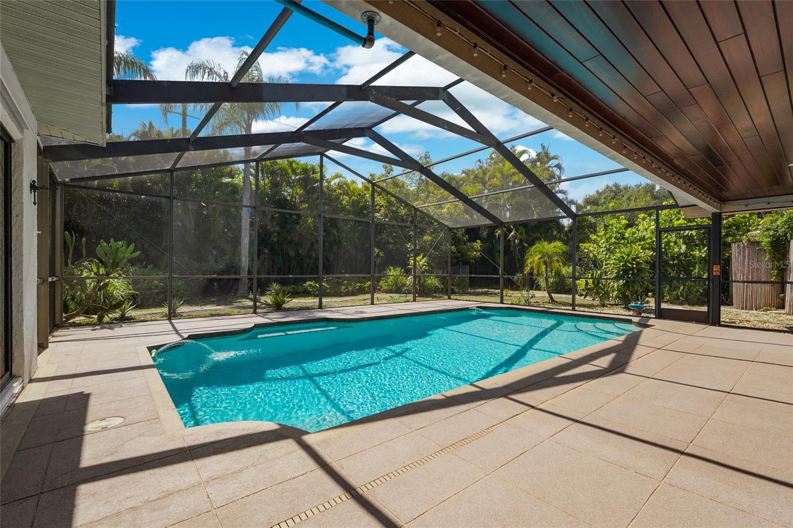 COUNTRY PLACE - Residential
