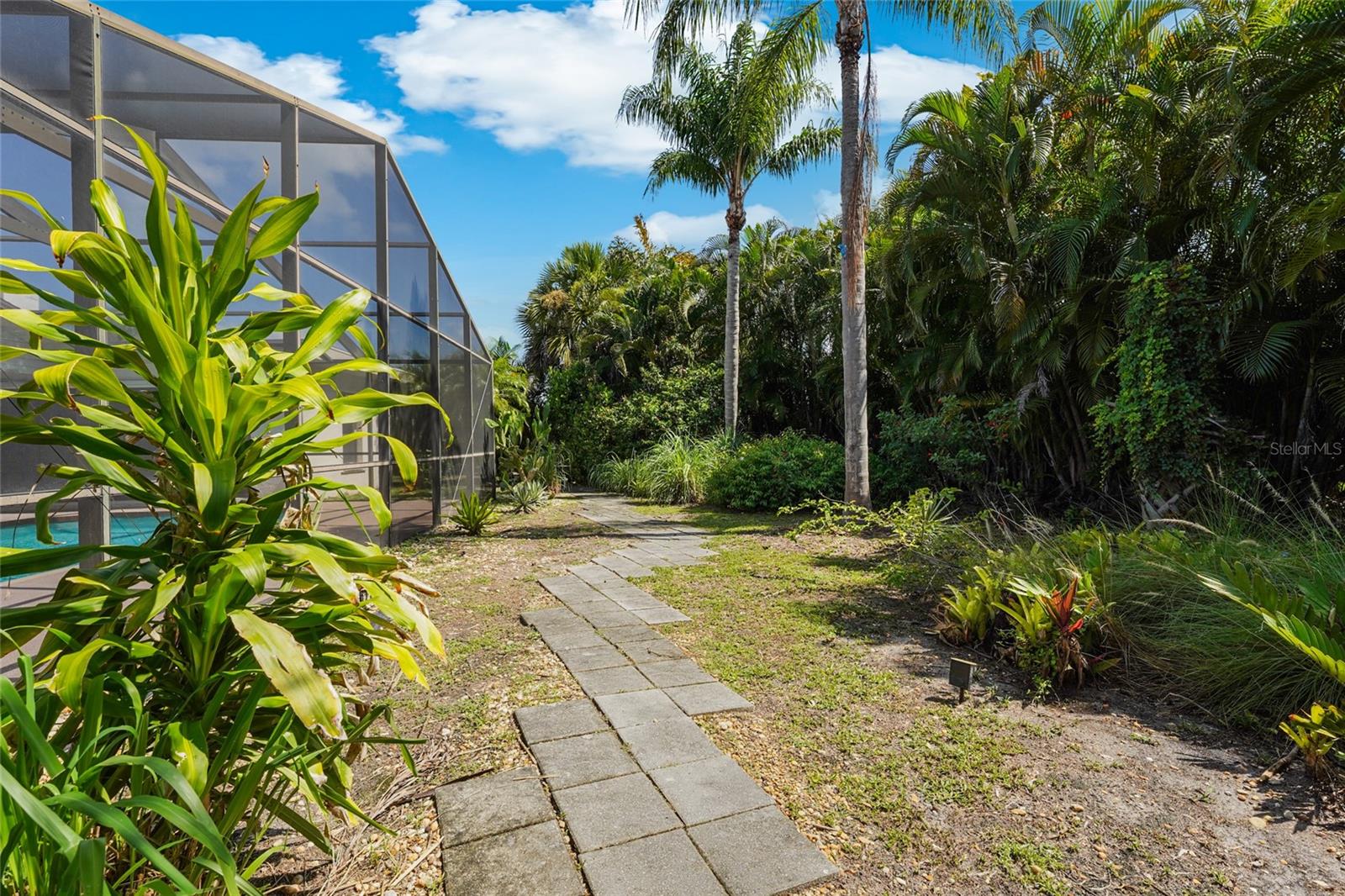 COUNTRY PLACE - Residential