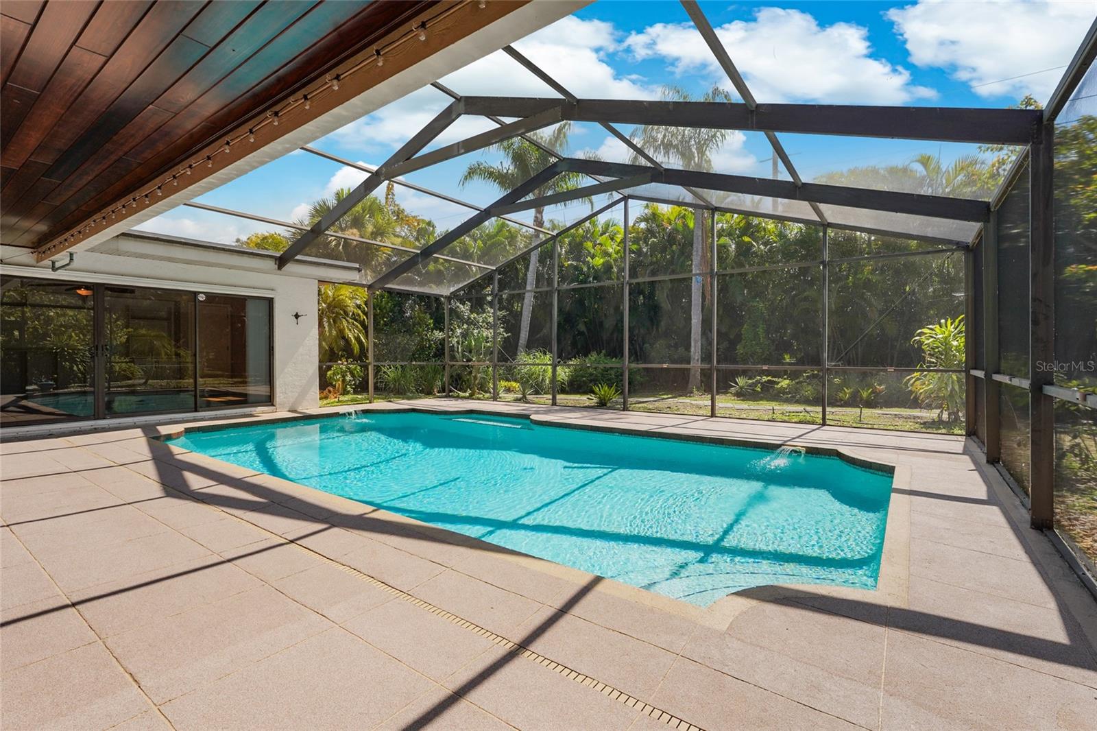 COUNTRY PLACE - Residential