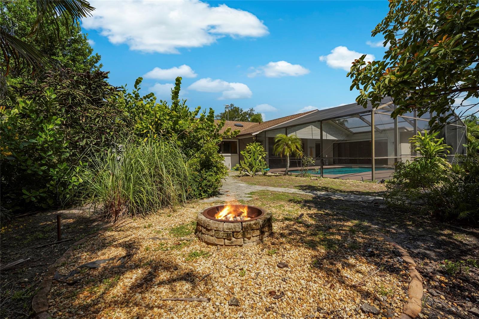 COUNTRY PLACE - Residential