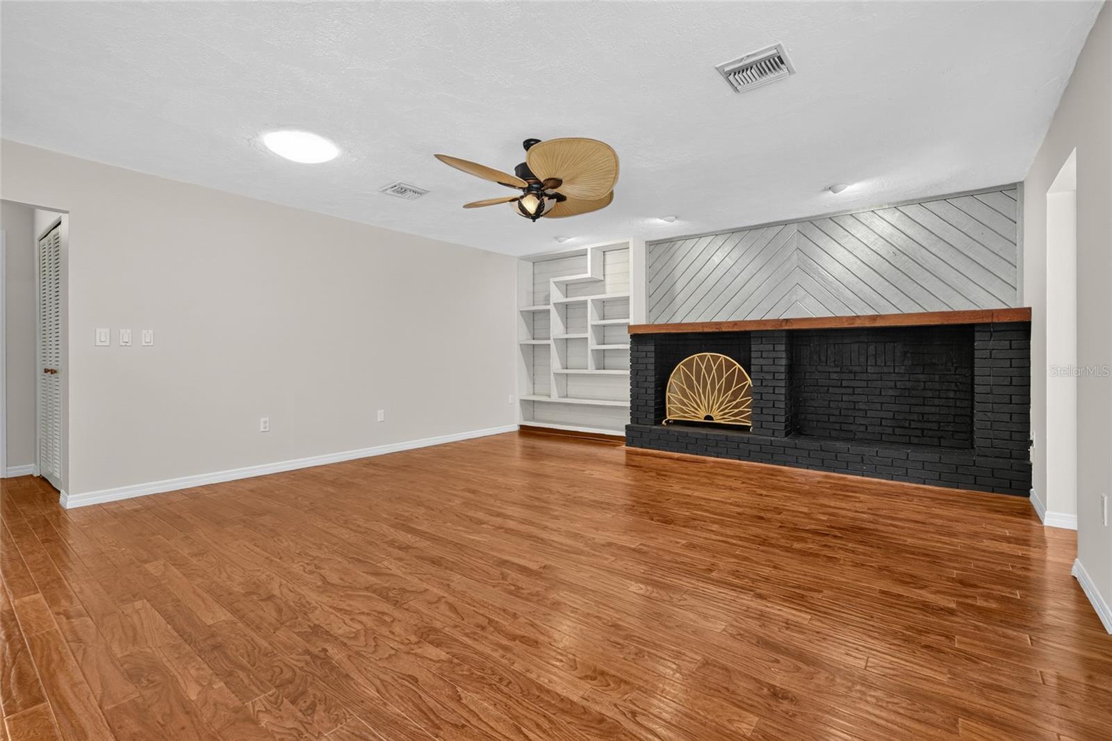COUNTRY PLACE - Residential