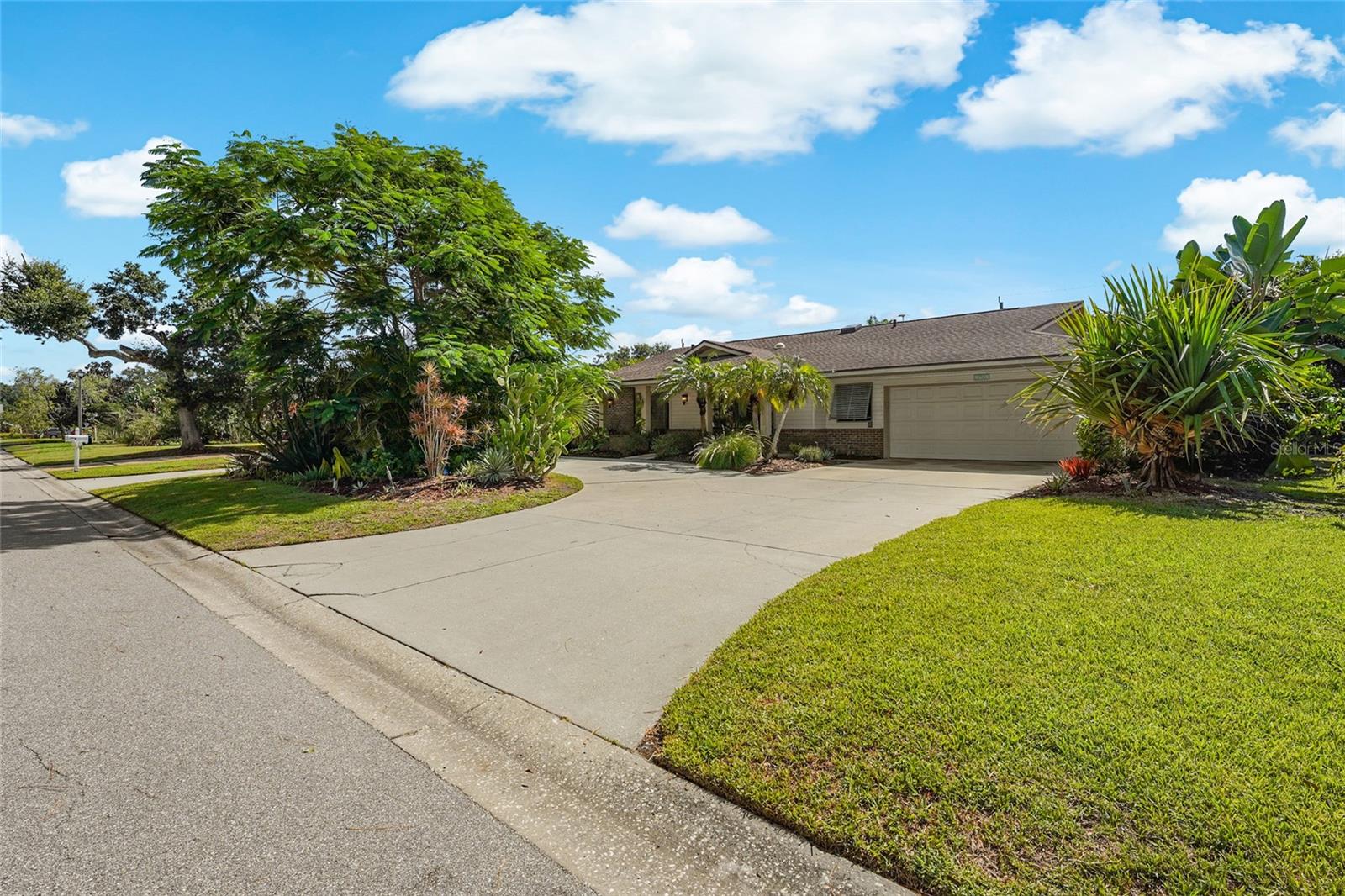 COUNTRY PLACE - Residential