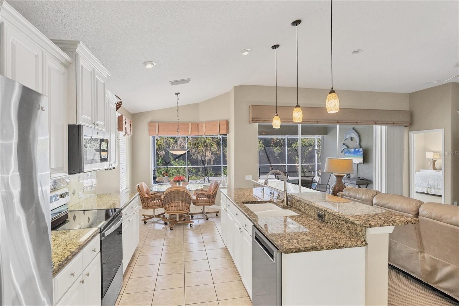 PELICAN POINTE GOLF & COUNTRY CLUB - Residential