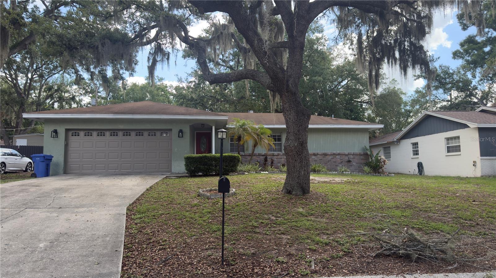 This property is situated in the heart of Brandon, close to shopping centers, stores, entertainment venues, and an elementary school (accessible via local traffic routes). It features an attractive exterior appearance, with space for several cars. The property boasts a very spacious backyard and a 20 x 20-foot porch—ideal for gathering with family and friends. The bedrooms feature brand-new carpeting. The home consists of a living room, a dining room, and a kitchen..