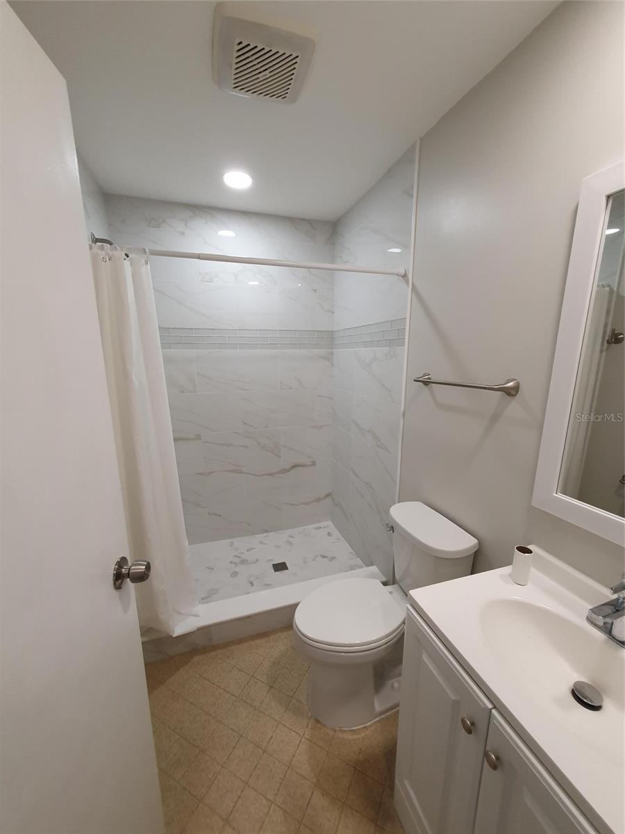HIDDEN LAKE VILLAS - Residential Lease