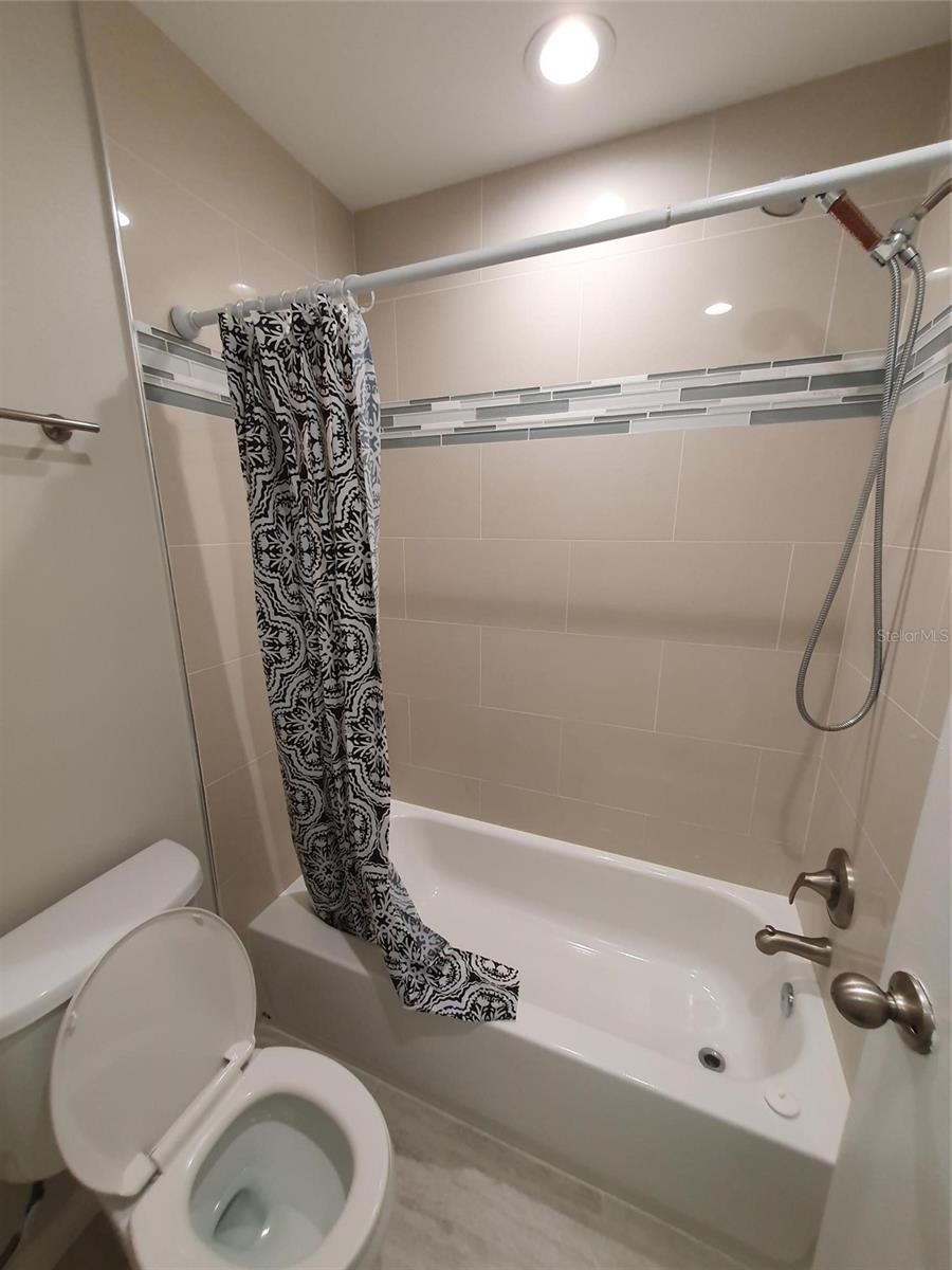 HIDDEN LAKE VILLAS - Residential Lease