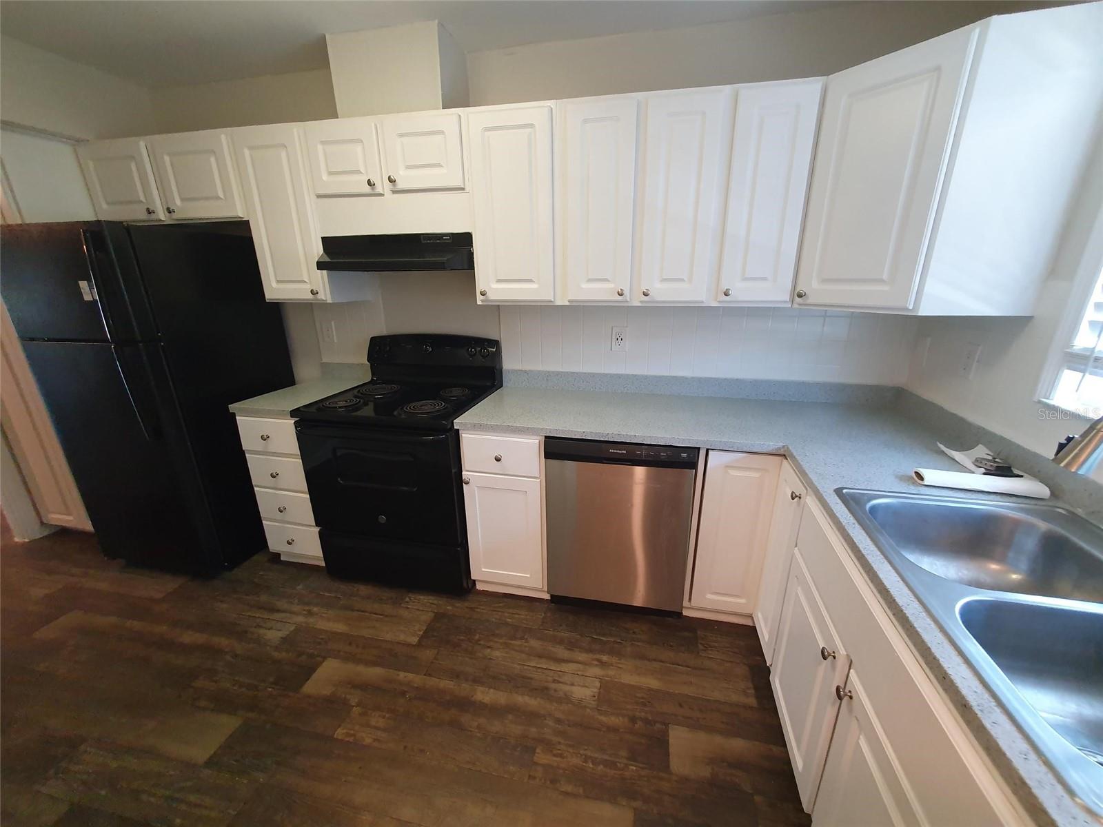 HIDDEN LAKE VILLAS - Residential Lease