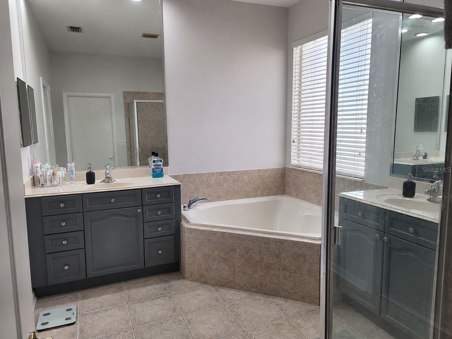LAKES WINDERMERE PH 01 49 108 - Residential