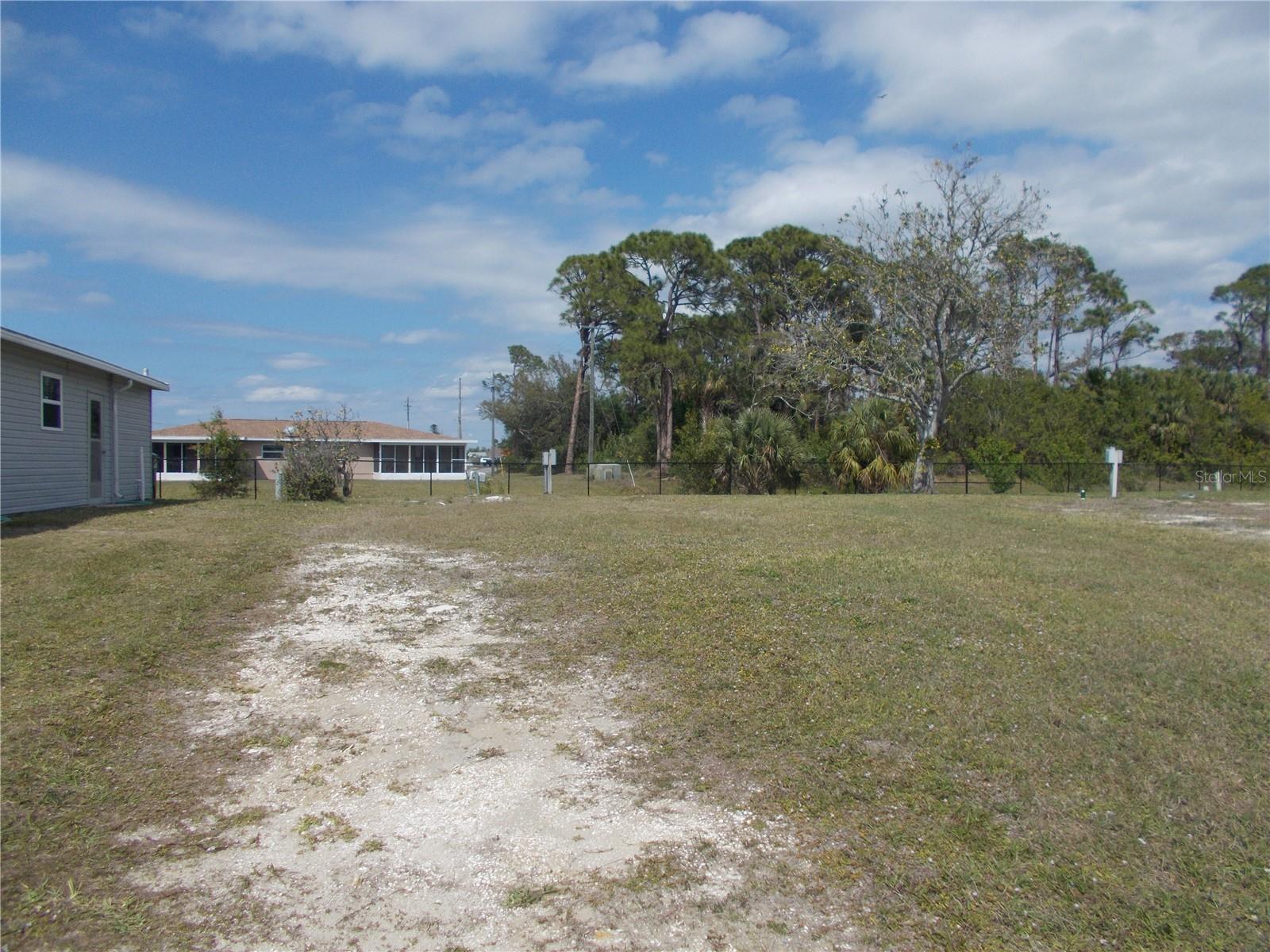 HOLIDAY PARK - Land