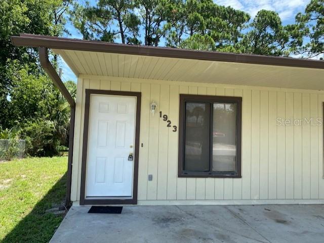 2 Bedroom, 1 Bath Unfurnished Duplex Available. Tile throughout Unit. Washer/Dryer Hook-Up. Close to Shopping, Riverside Parks and just minutes away from the Beach. Give us a call today!