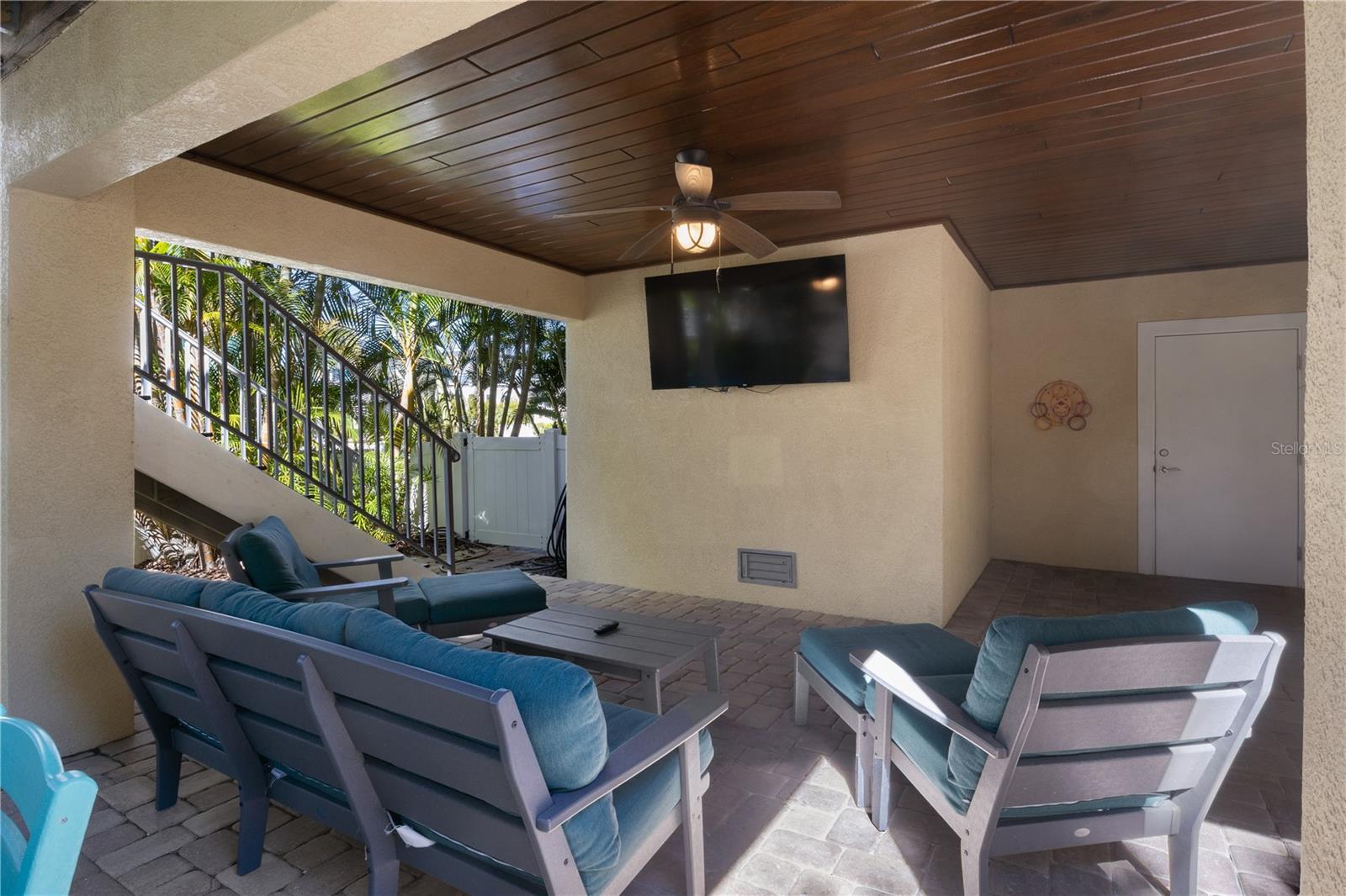 6906 HOLMES BLVD - Residential