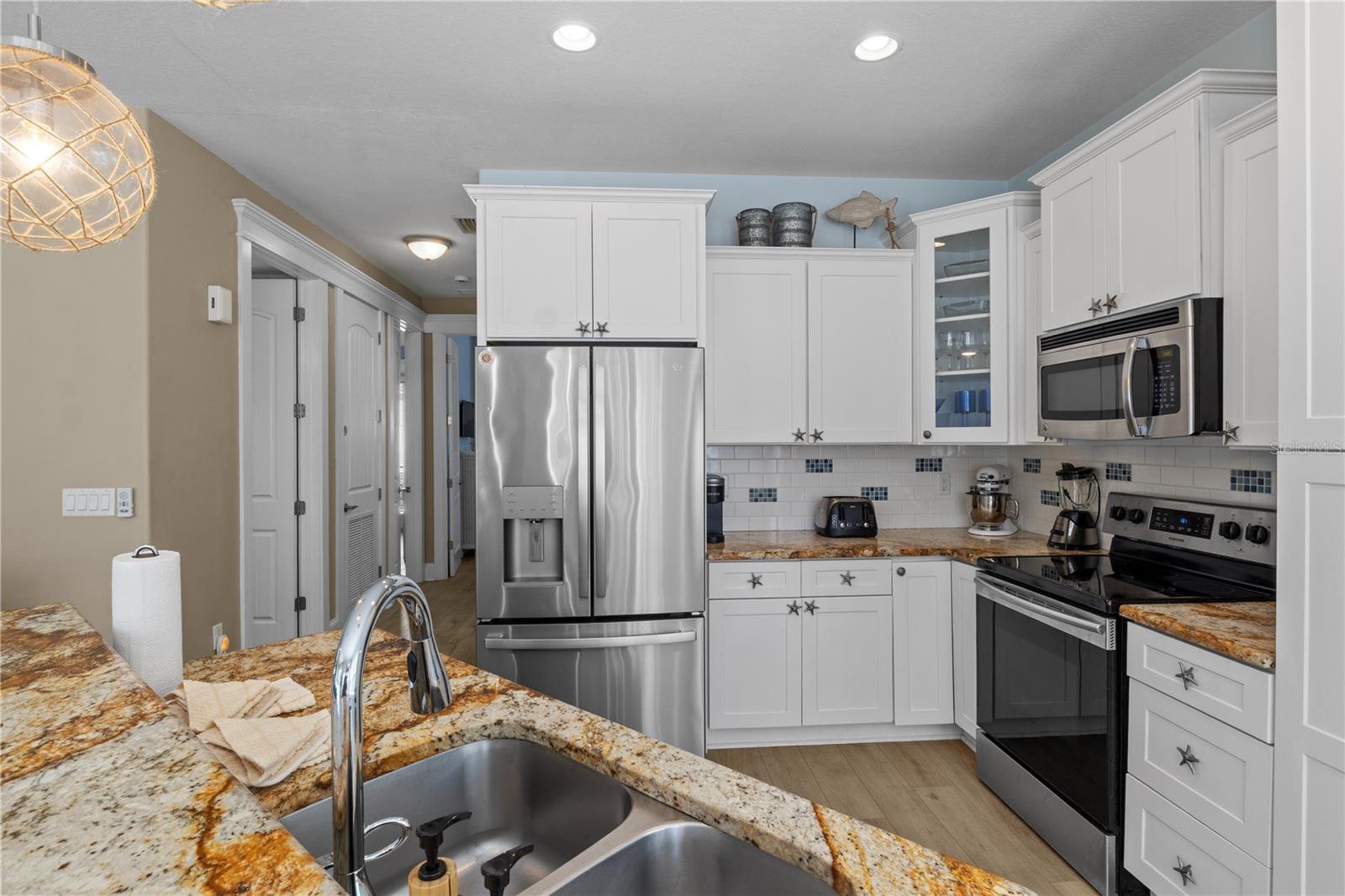 6906 HOLMES BLVD - Residential