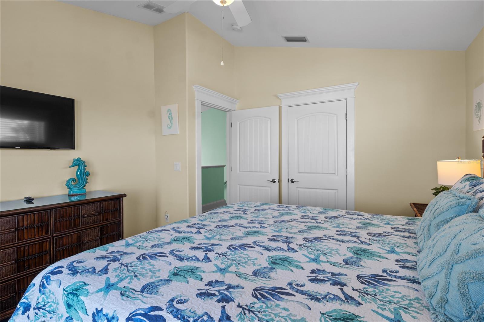 6906 HOLMES BLVD - Residential