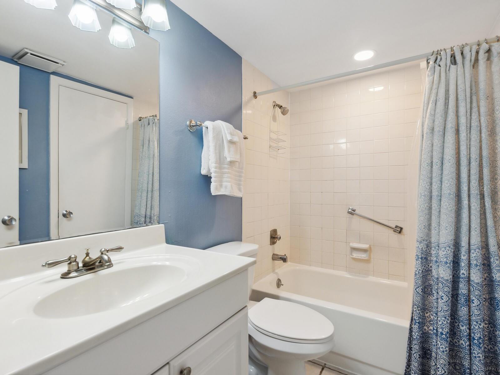 BAY OAKS - Residential