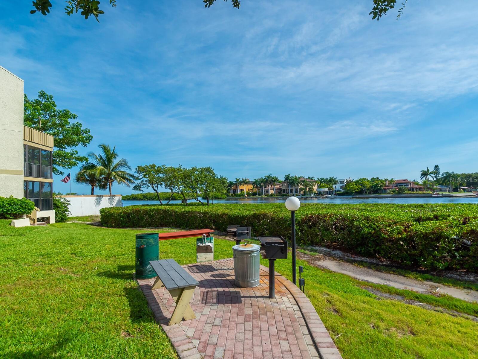 BAY OAKS - Residential