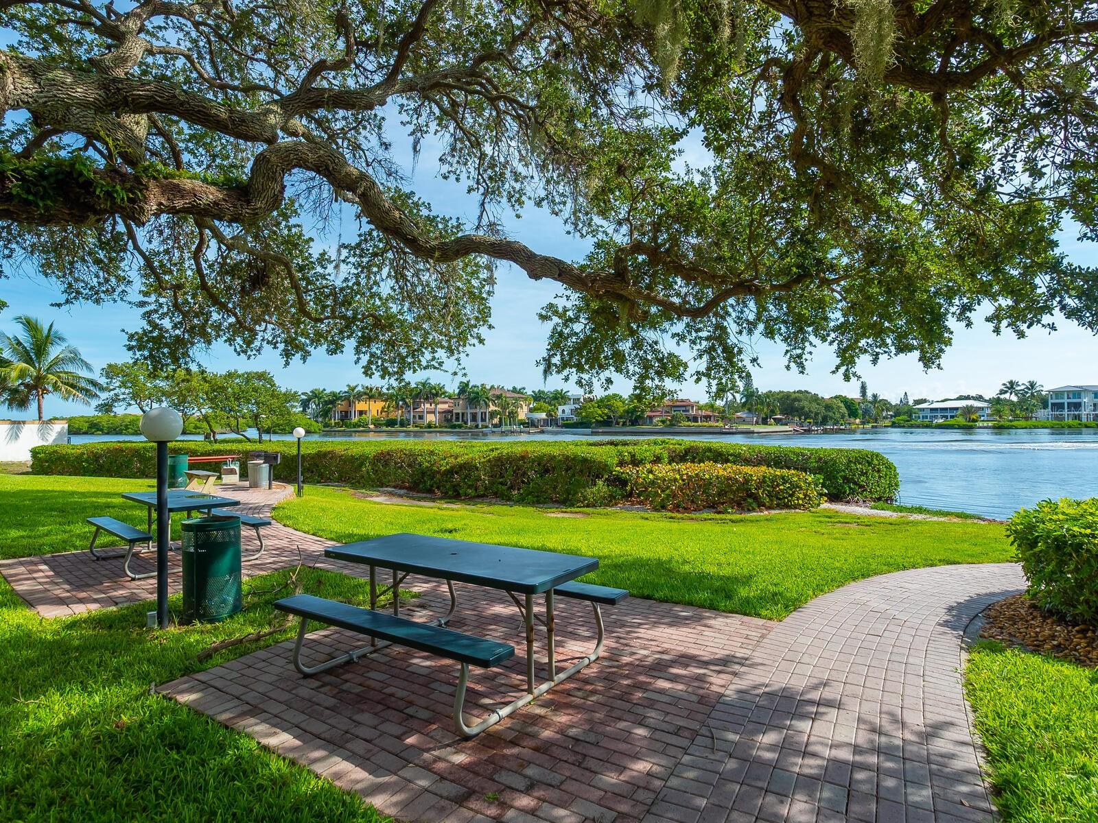 BAY OAKS - Residential
