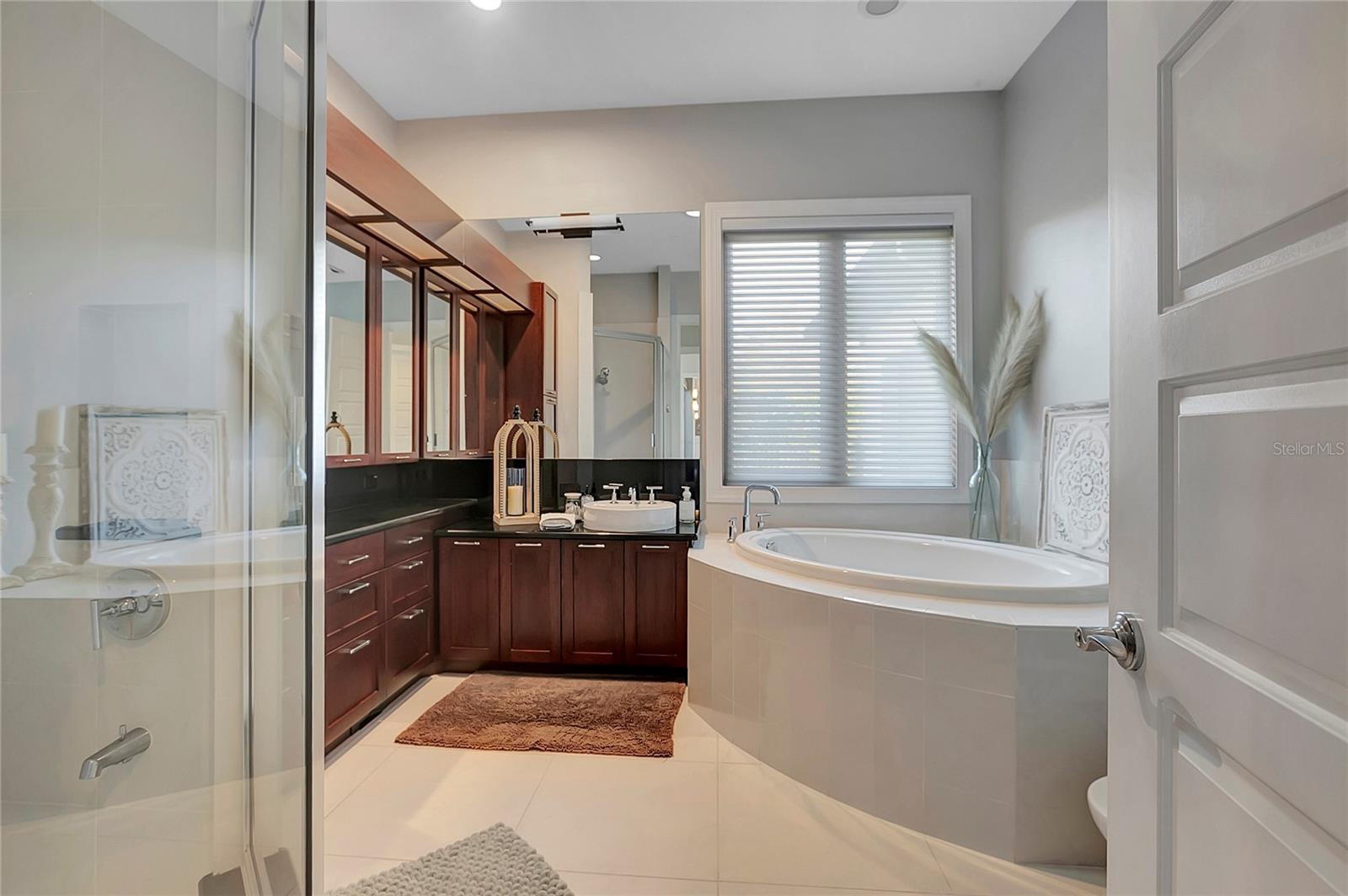 SANCTUARY ON LIVINGSTON PH 02 - Residential