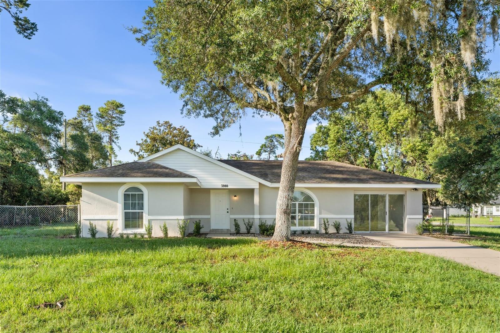 Take a look at this beautifully update 3bedroom/2bath home. Updated kitchen, bathrooms, and closets. New water heater and AC less than two years old. This home is ready for you. No HOA. Close to restaurants, shopping, hospitals, I-75 and so much more. This home will not last long at this price. Schedule your private tour today. Cash only.