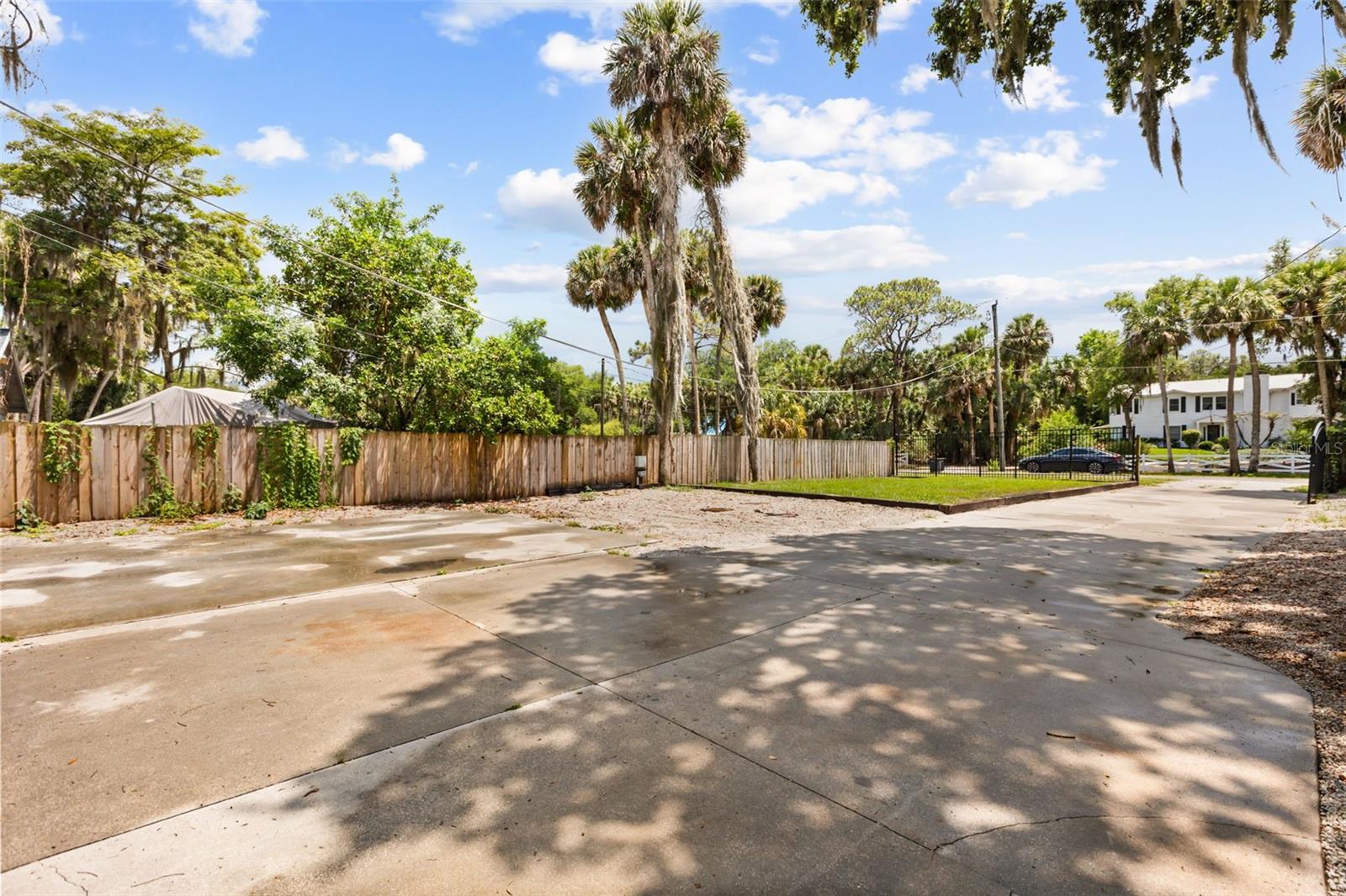 LAKE HARNEY BEACH - Residential