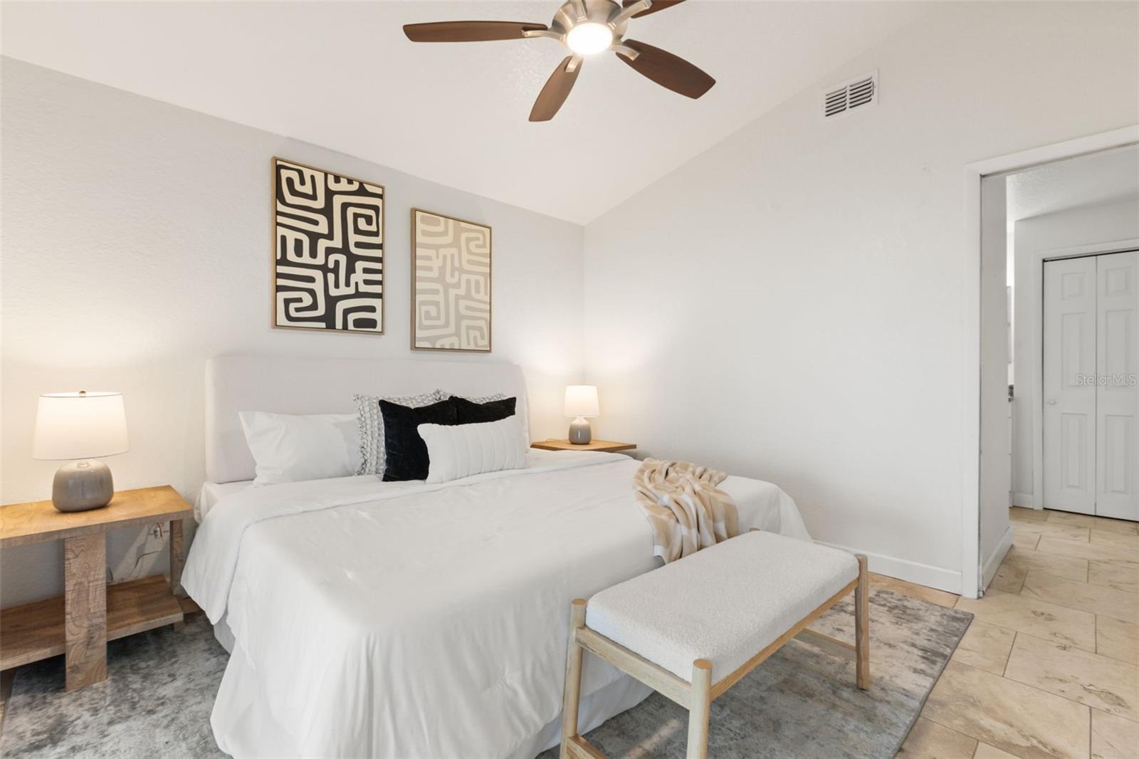 LAKE HARNEY BEACH - Residential