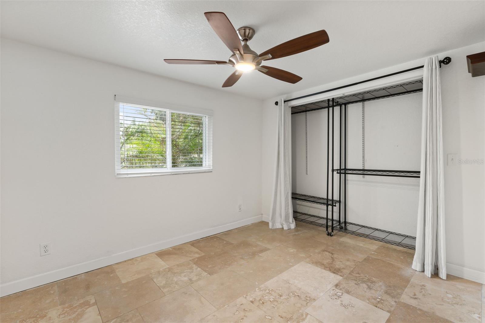 LAKE HARNEY BEACH - Residential