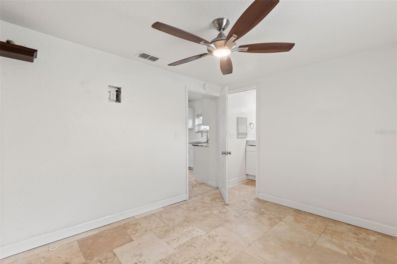 LAKE HARNEY BEACH - Residential