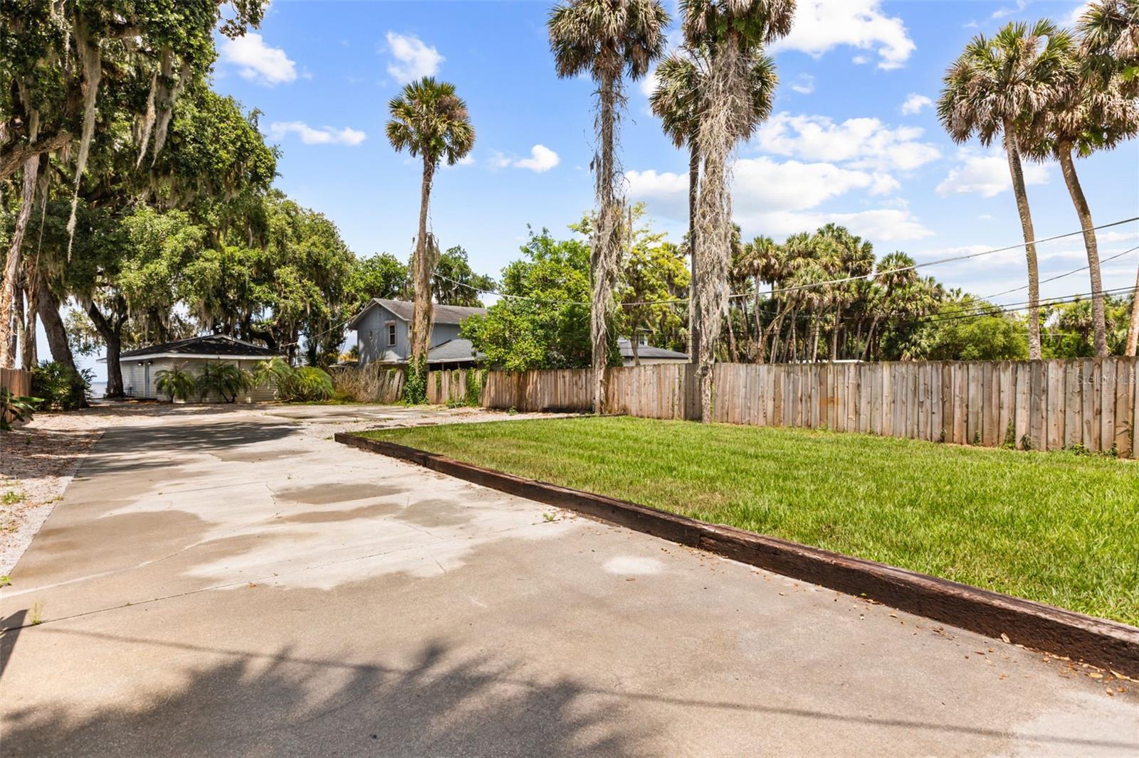 LAKE HARNEY BEACH - Residential