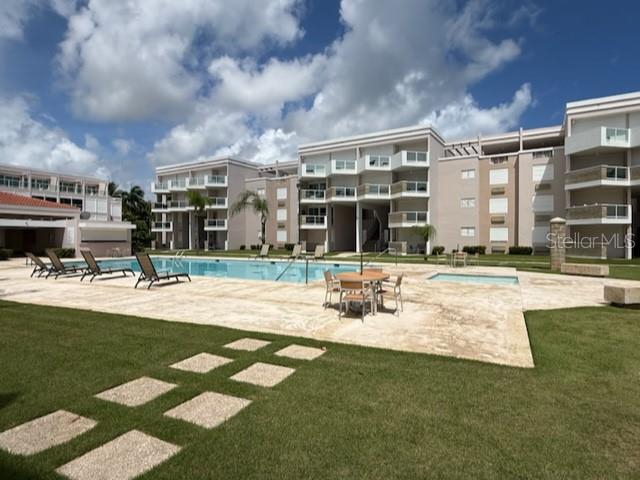 A fully equipped, dreamy oceanfront apartment with 2 bedrooms and 2 bathrooms, plus 2 parking spaces. The complex features a swimming pool, tennis courts, playgrounds, and a clubhouse. It is located near tourist attractions, beaches, and restaurants, with easy access to major transportation routes and the region’s key destinations.