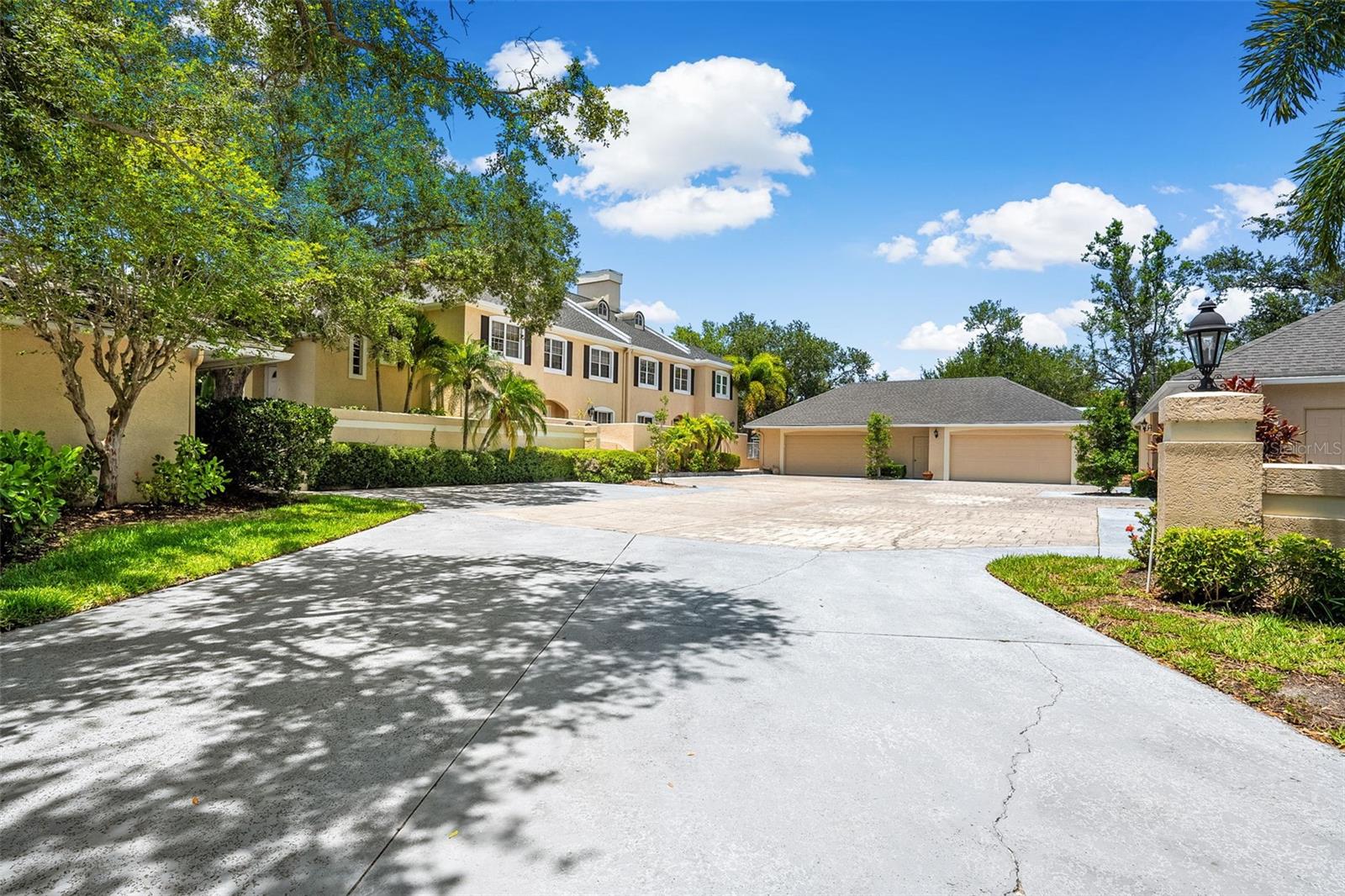 LAKEPOINTE VILLAS - Residential