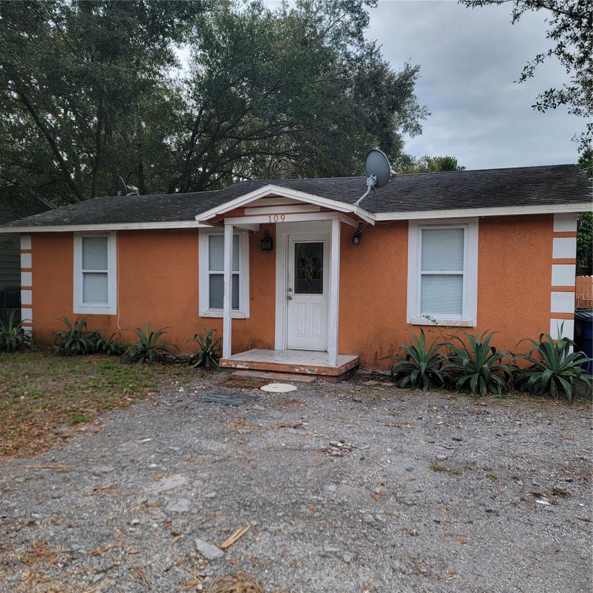 3bed , 2bath , 1,100 sq ft home close to Zoo Tampa. $1,700 plus $1,700 deposit .
