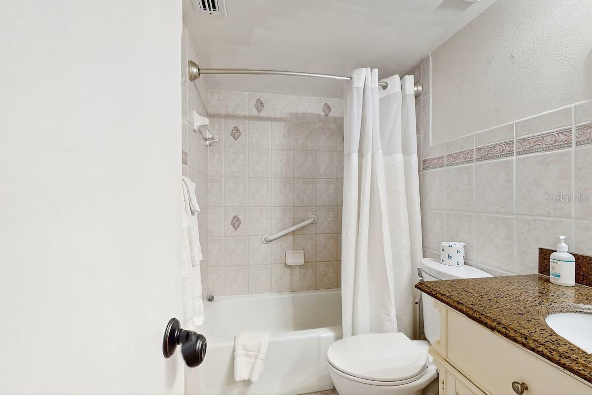 POINTE CONDO THE - Residential
